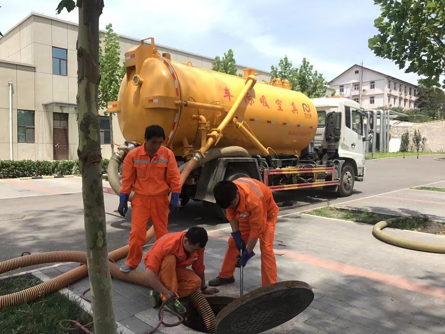 五桂山街道管道疏通车停在窨井附近