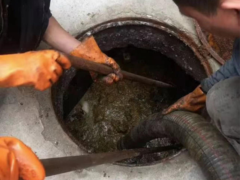 五桂山街道清理化粪池时如何避免沼气的危害?